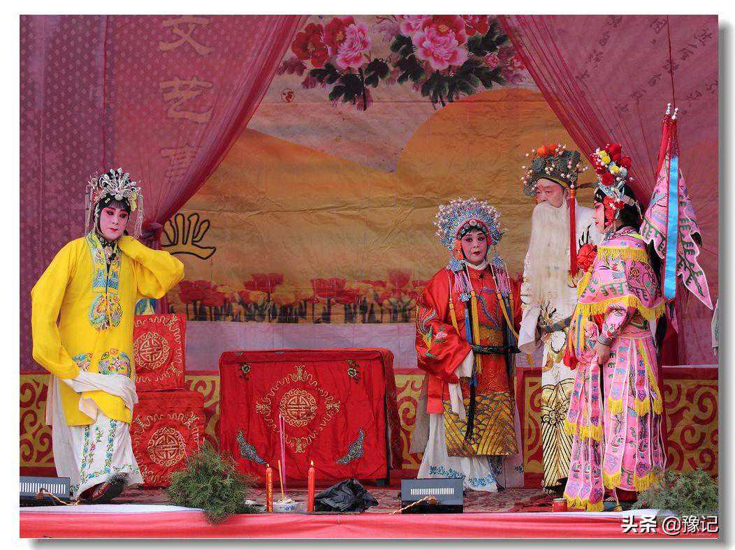 开戏必须唱完，就算台下没有人在听，也有四方鬼神在听