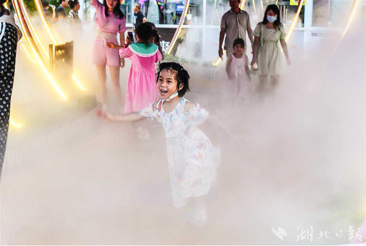 “东湖之眼”喷雾降温 人造雾成美丽风景