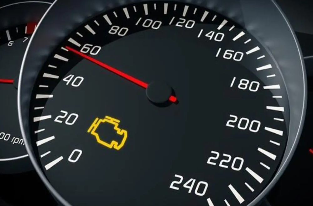 发动机故障灯亮起，不懂车的你该怎么办？