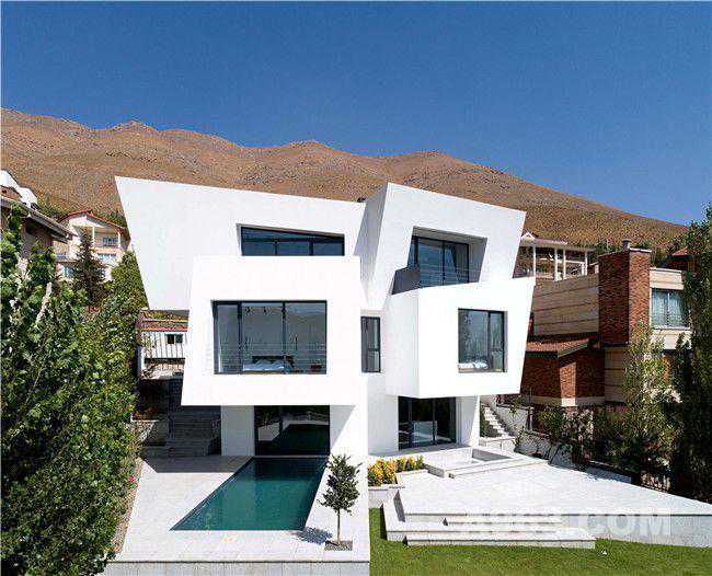 地基不够，“身高”来凑 / 悬式住宅