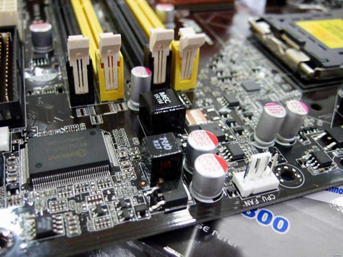 如何区分电解电容以及它们的优缺点是什么？