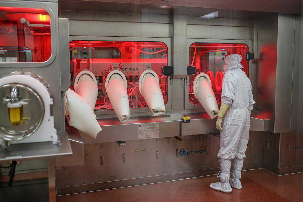 为什么提高新冠疫苗产能这么难？