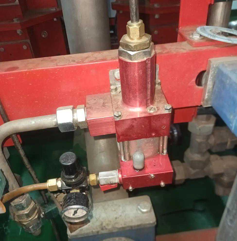 高压水雾系统上的气动增压泵