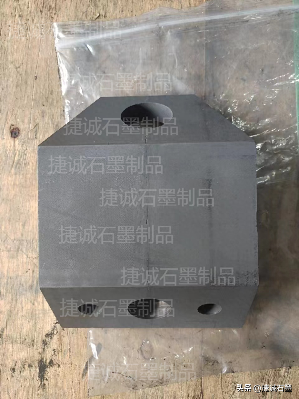 真空烧结炉石墨发热体真空炉石墨件的优点是什么？