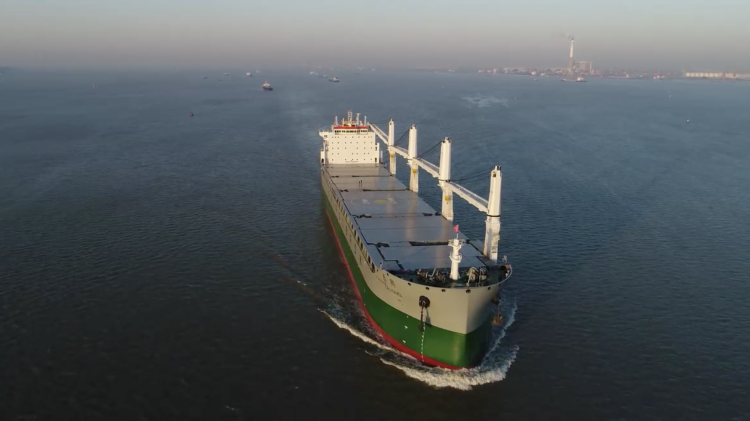 世界最大载重吨位重吊船“泰兴”轮投入运营