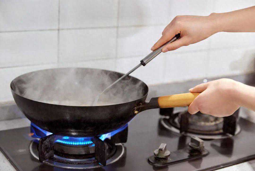 这个炒菜坏习惯国人一定要改！马上转给家里做饭的ta